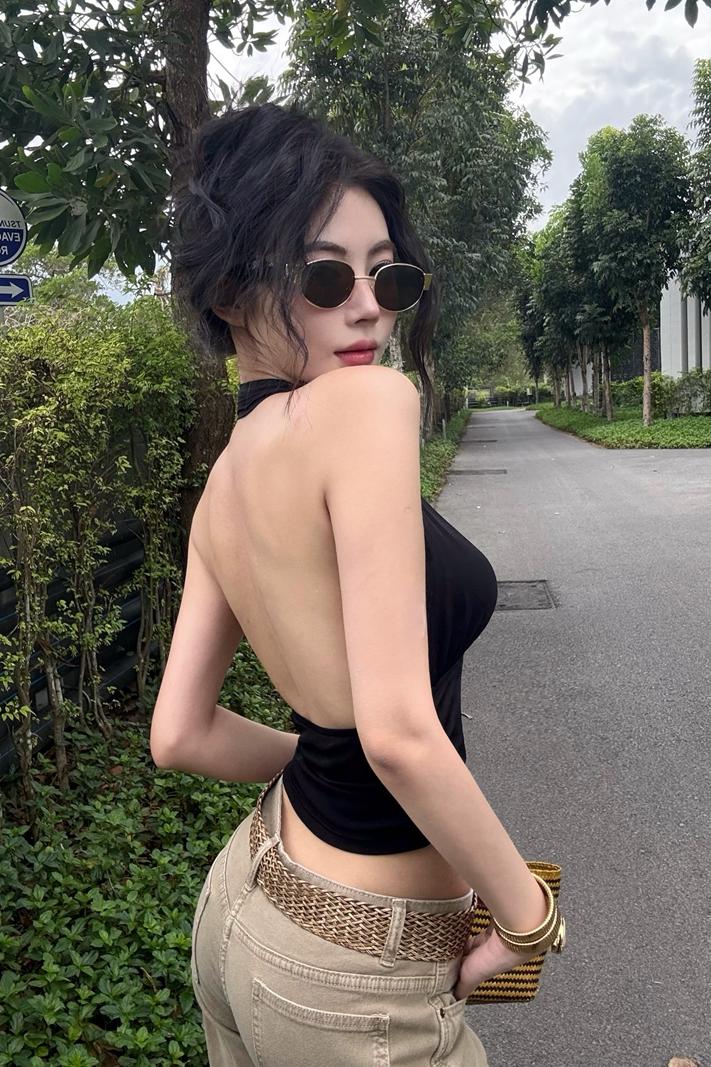 T3 Vネックプリーツメッシュトップ