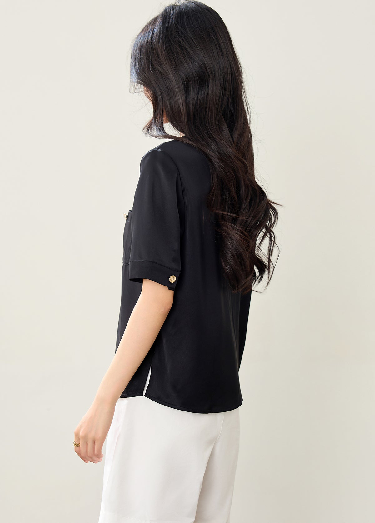 Vネック両面サテンアセテートシャツ