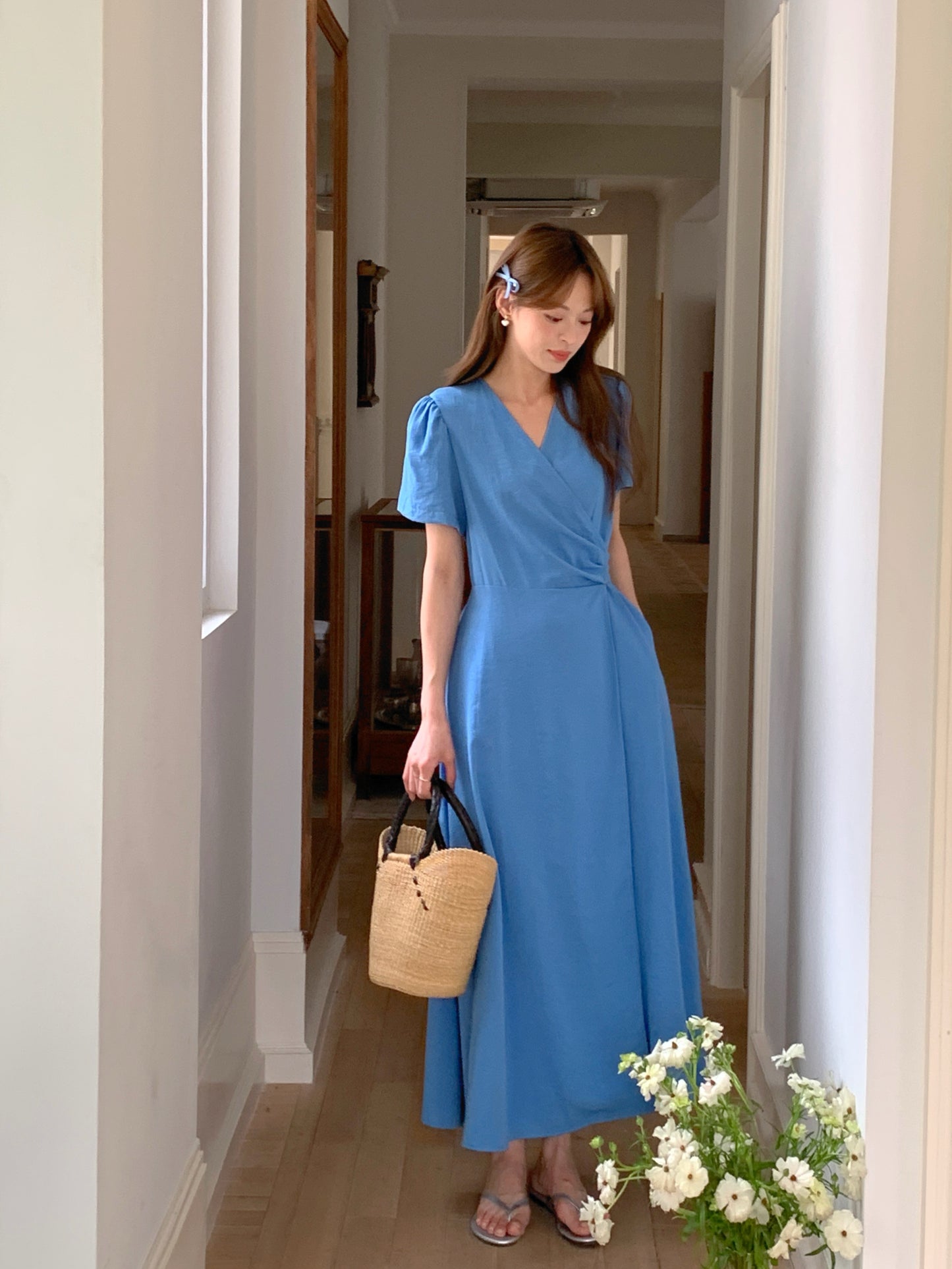 Vネックミニマリストスタイルドレス