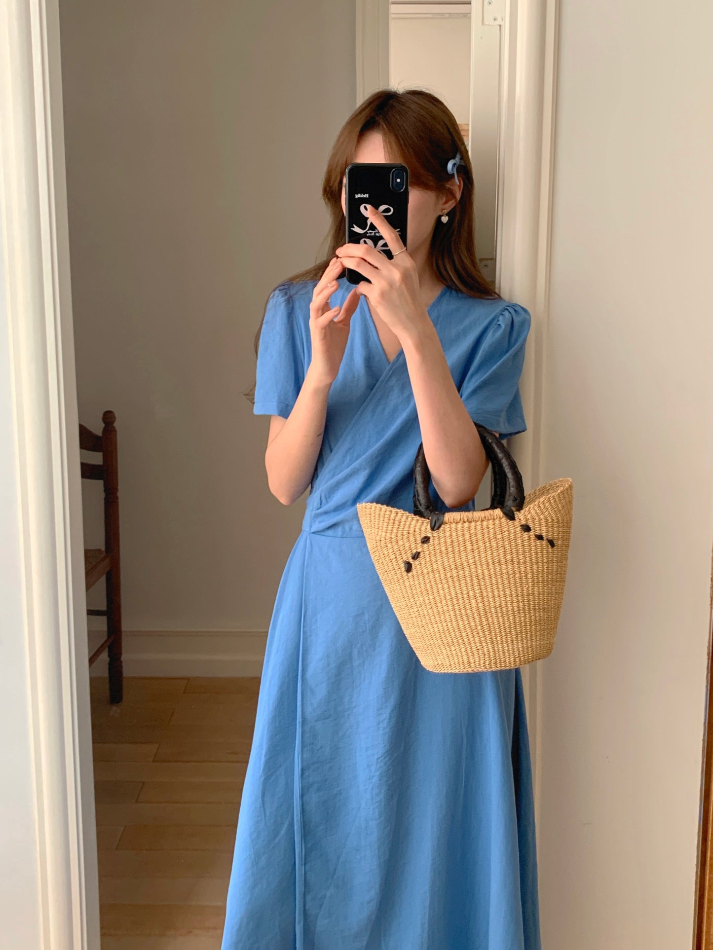 Vネックミニマリストスタイルドレス