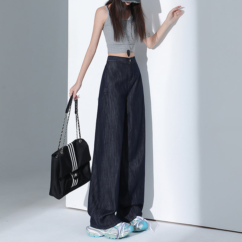 肌を覆うスリムなサイスパンツ