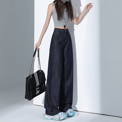 肌を覆うスリムなサイスパンツ