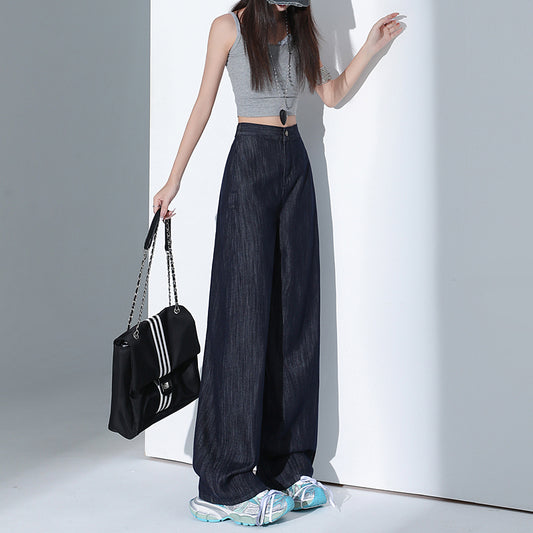 肌を覆うスリムなサイスパンツ