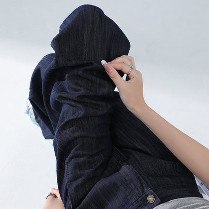 肌を覆うスリムなサイスパンツ