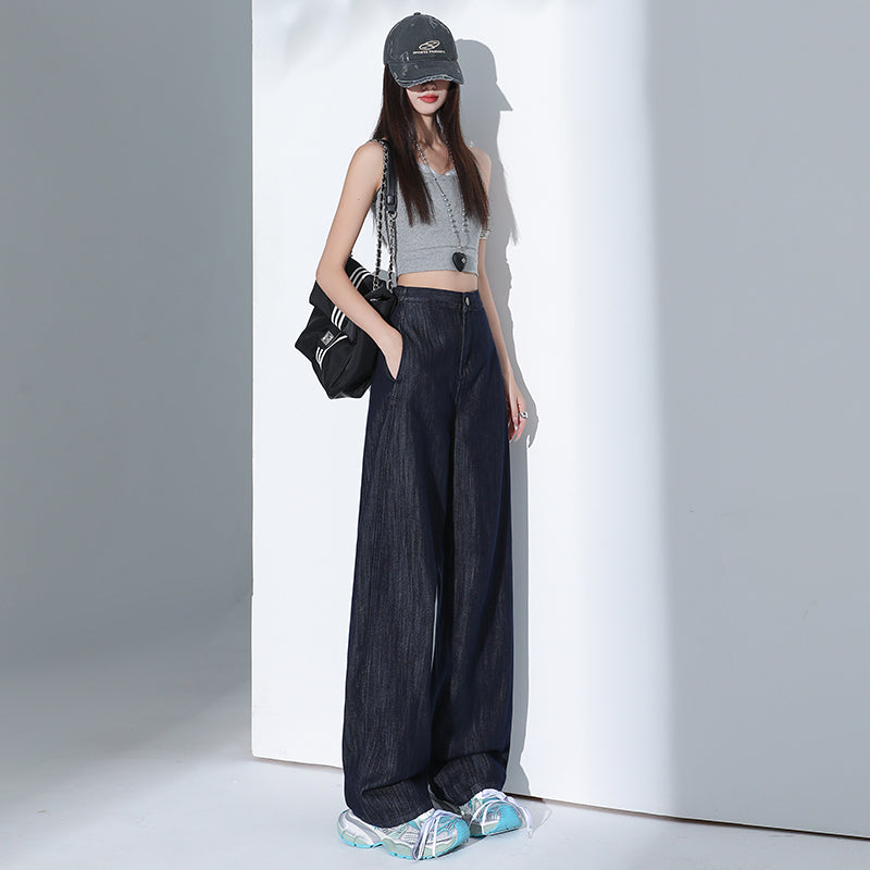 肌を覆うスリムなサイスパンツ