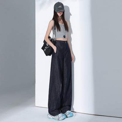 肌を覆うスリムなサイスパンツ