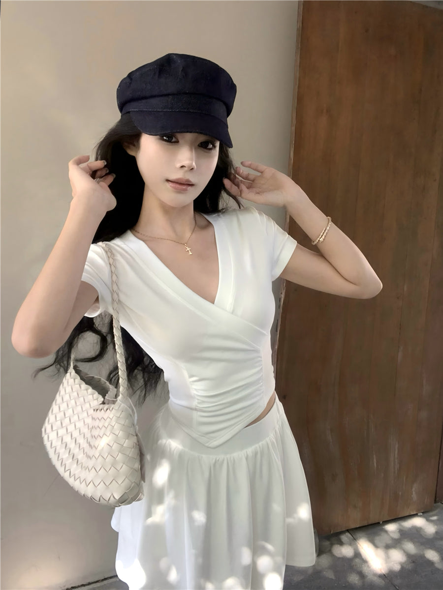 VネックスリムフィットTシャツ+スカート