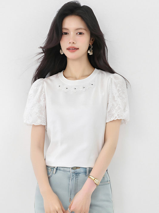 デザインの入った白い半袖Tシャツ