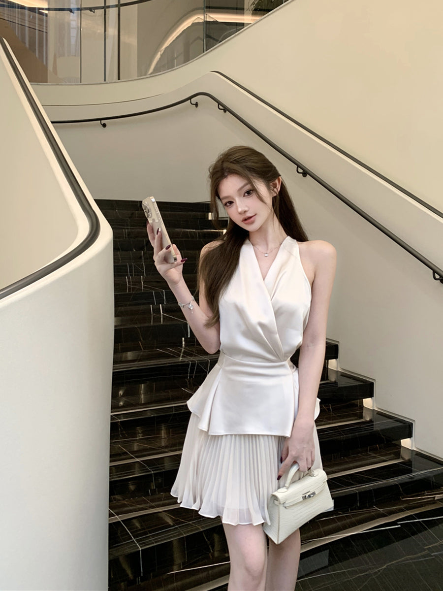 Vネックサテンストップ+プリーツスカート