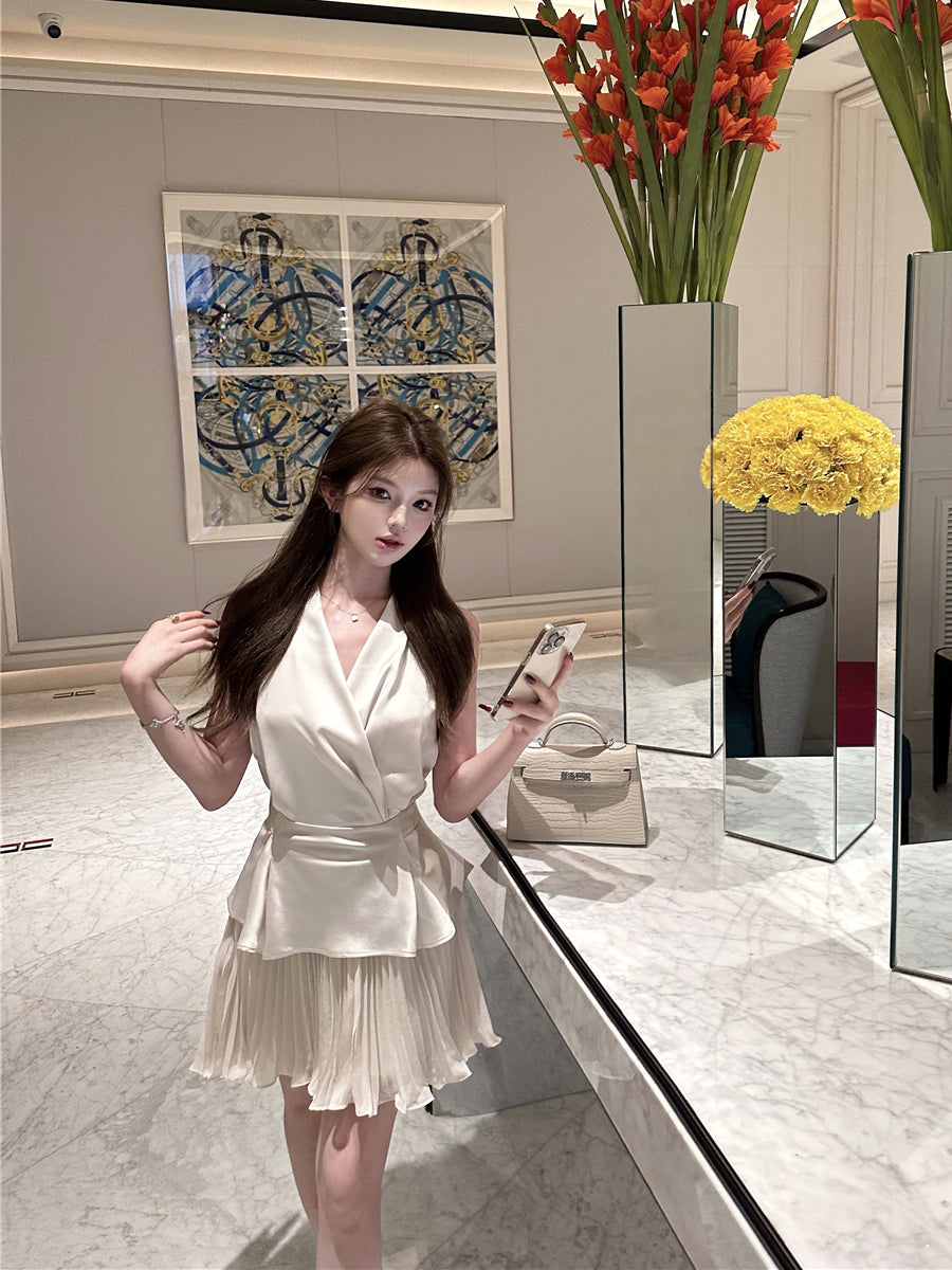 Vネックサテンストップ+プリーツスカート