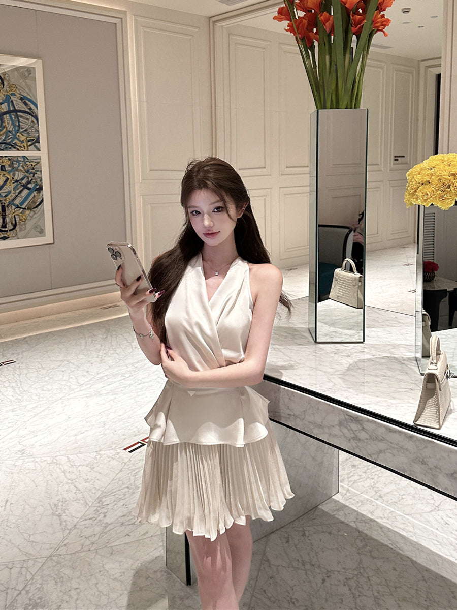 Vネックサテンストップ+プリーツスカート