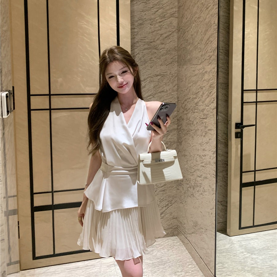 Vネックサテンストップ+プリーツスカート