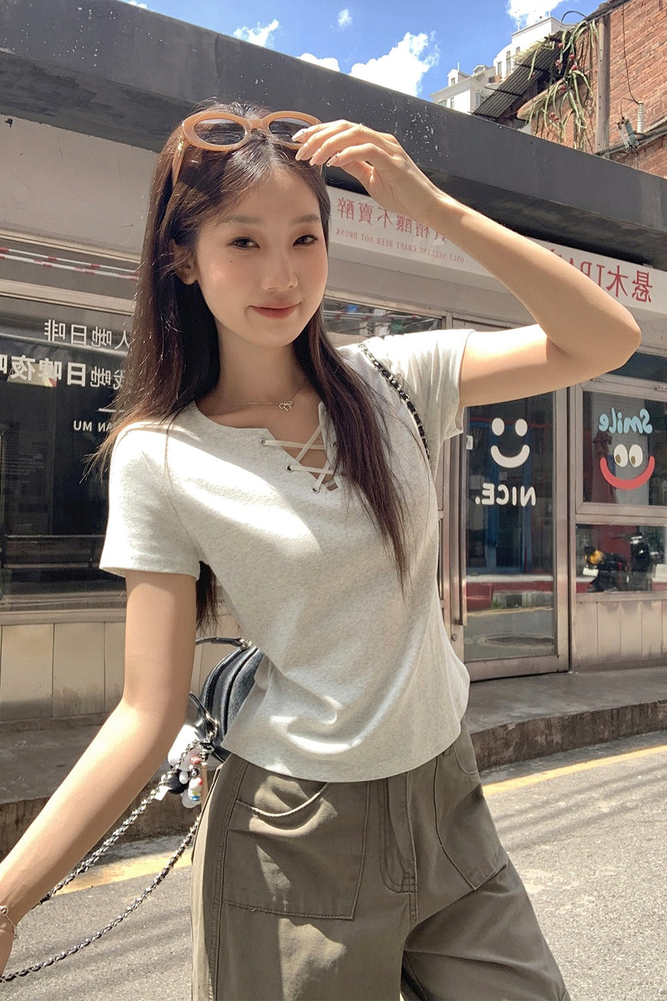 Vネックショートトップ